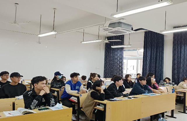 同学们认真听取低碳生活的意义和绿色生活的重要性